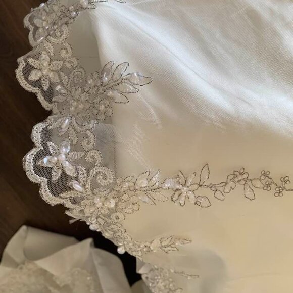 Alfred Angelo ivory halter neck, figure-flattering for curvy bride. Size 20W - Picture 8 of 11